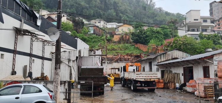 Vendaval atinge JoaÃ§aba e deixa estragos