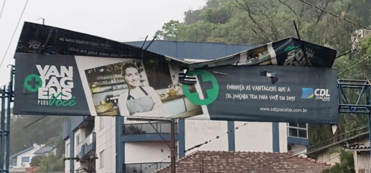 Vendaval atinge JoaÃ§aba e deixa estragos