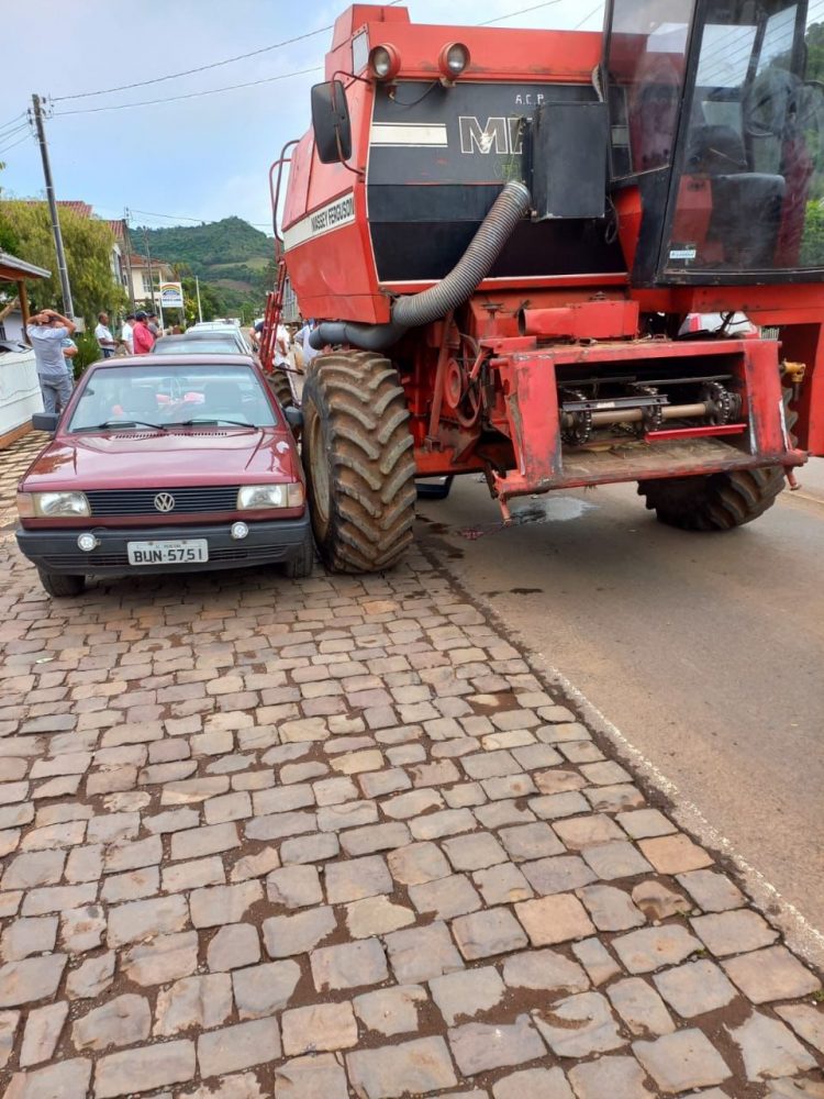 MÃ¡quina agrÃ­cola colide em cinco veÃ­culos estacionados em Ipira