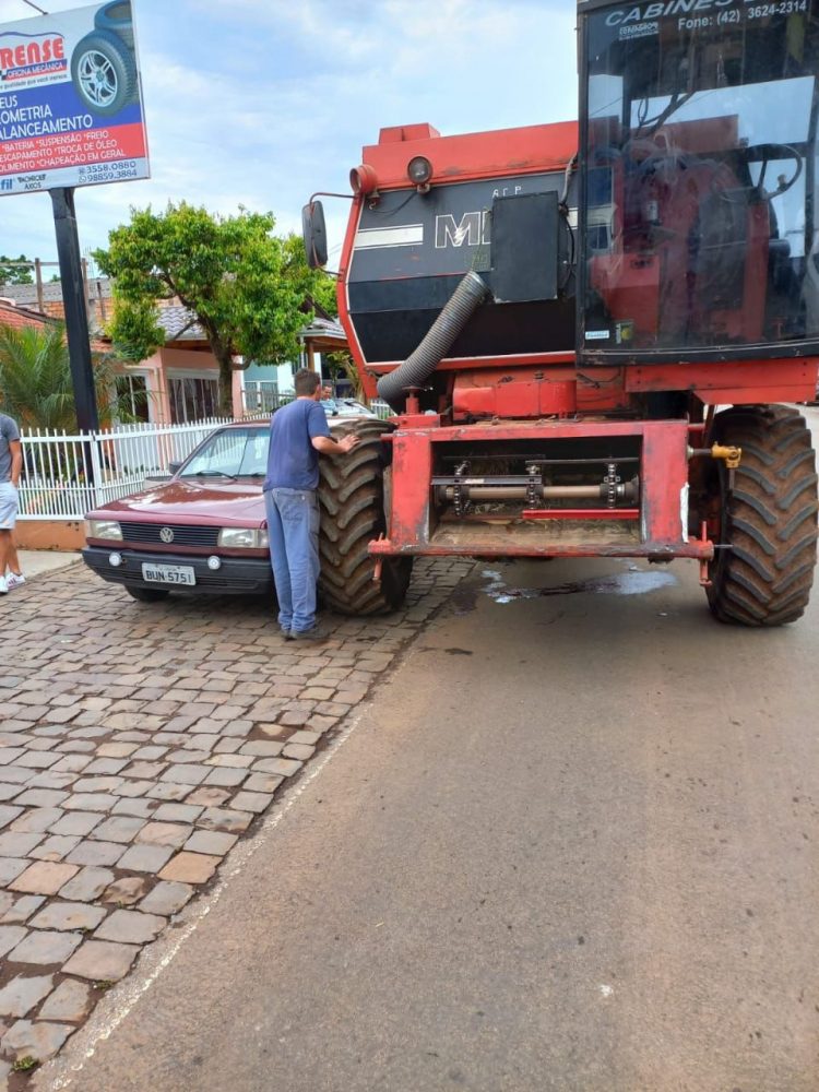 MÃ¡quina agrÃ­cola colide em cinco veÃ­culos estacionados em Ipira