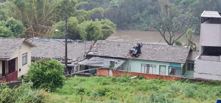 Vendaval atinge JoaÃ§aba e deixa estragos