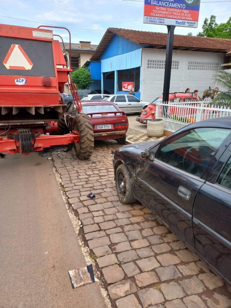 MÃ¡quina agrÃ­cola colide em cinco veÃ­culos estacionados em Ipira