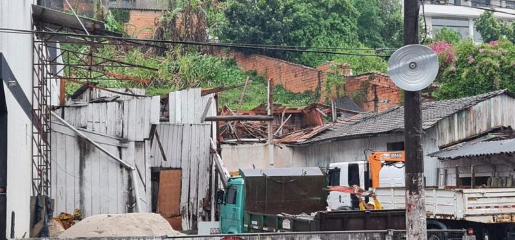 Vendaval atinge JoaÃ§aba e deixa estragos
