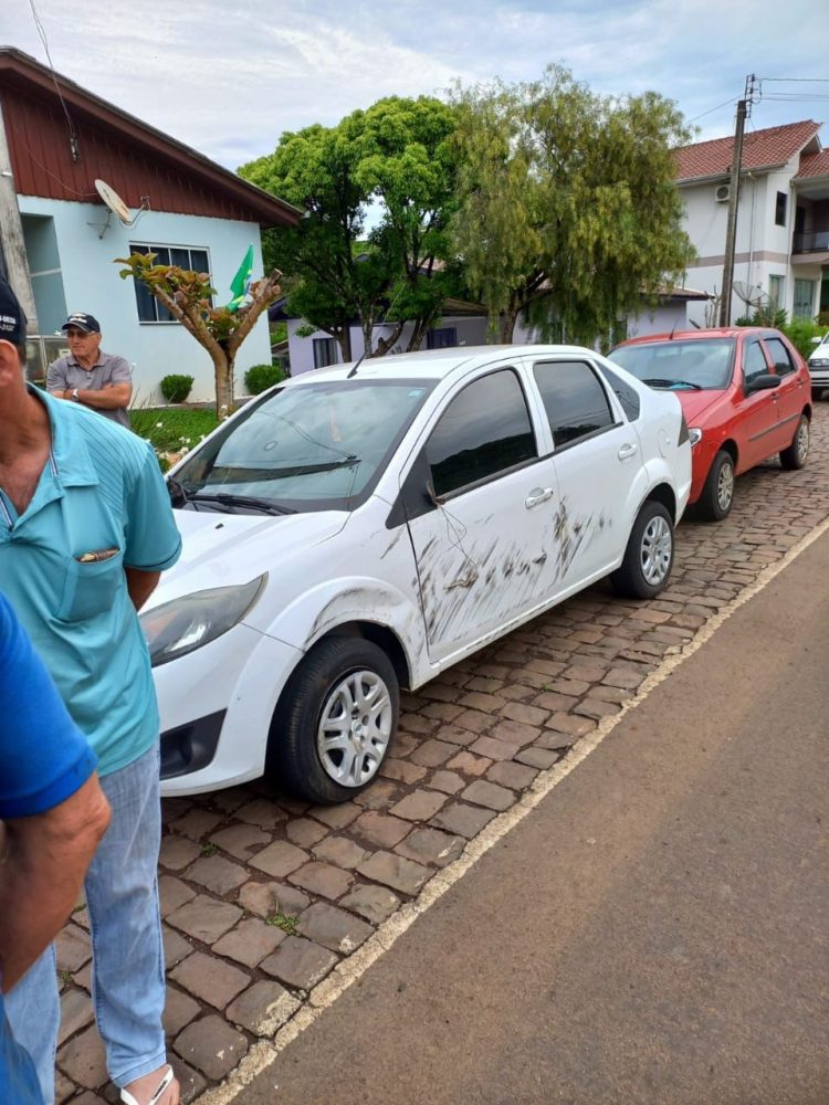 MÃ¡quina agrÃ­cola colide em cinco veÃ­culos estacionados em Ipira