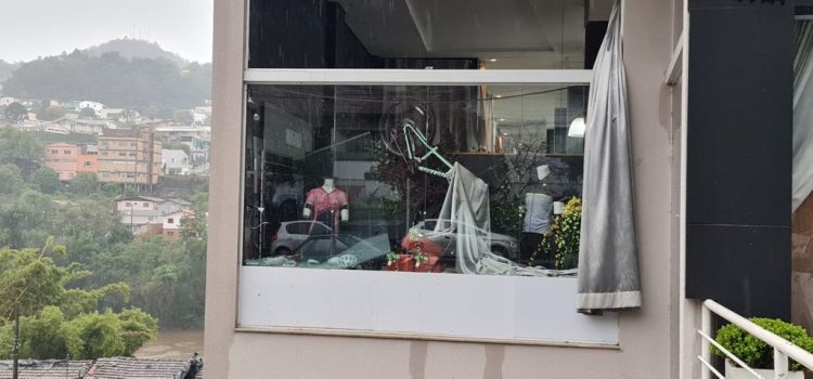 Vendaval atinge JoaÃ§aba e deixa estragos