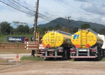 Caminhoneiros bloqueiam base de distribuiÃ§Ã£o de combustÃ­veis em SC