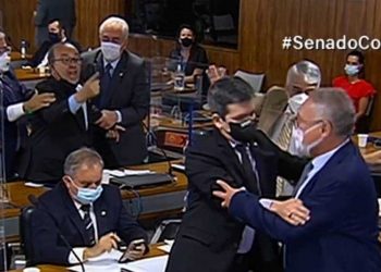 VÃDEO: Senadores Jorginho Mello e Renan Calheiros batem boca e sÃ£o contidos fisicamente pelos colegas