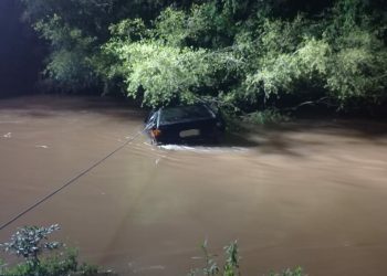 Carro com trÃªs passageiros cai de ponte de 5 metros de altura e capota em rio