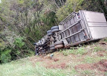 BR 282: CaminhÃ£o tomba apÃ³s motorista de 21 anos desmaiar no volante