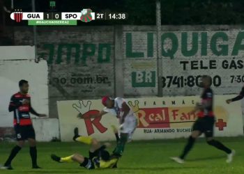 Atleta Ã© preso apÃ³s chutar a cabeÃ§a do Ã¡rbitro durante jogo de futebol