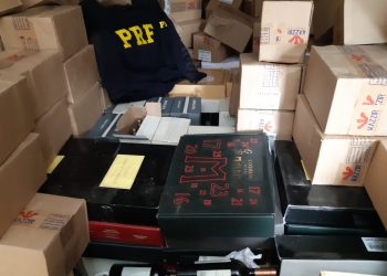 PRF apreende vinho argentino escondido em carga de calÃ§ados na BR 282 em Campos Novos