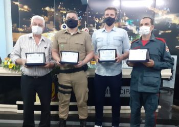 Bombeiros e Policiais destaques em 2020 sÃ£o homenageados na CÃ¢mara de Vereadores de Capinzal