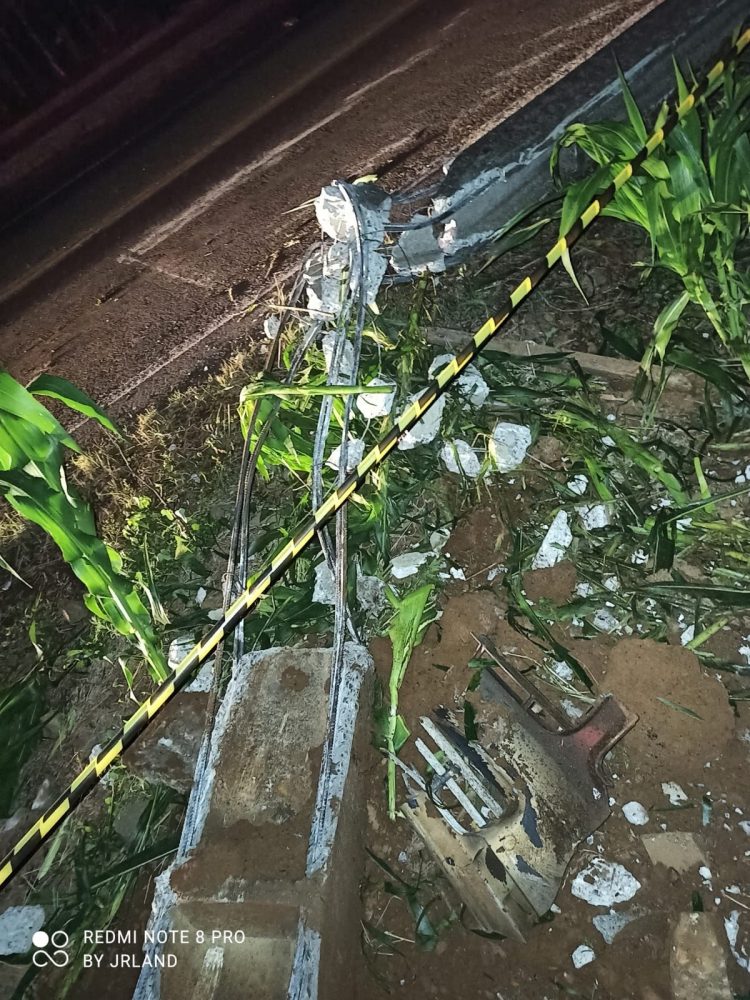 VeÃ­culo colide em poste em Peritiba