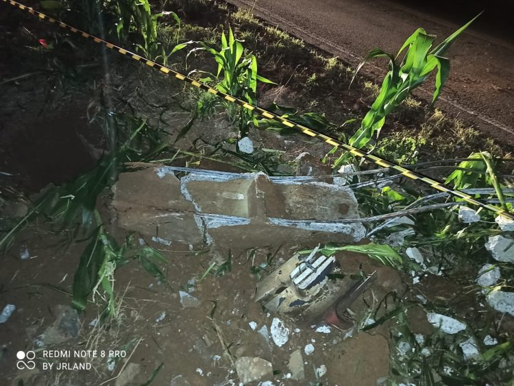 VeÃ­culo colide em poste em Peritiba