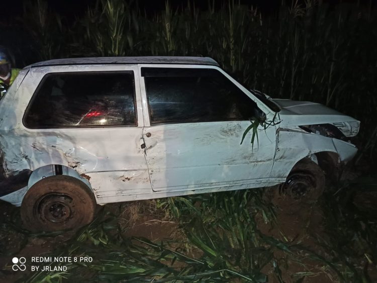 VeÃ­culo colide em poste em Peritiba