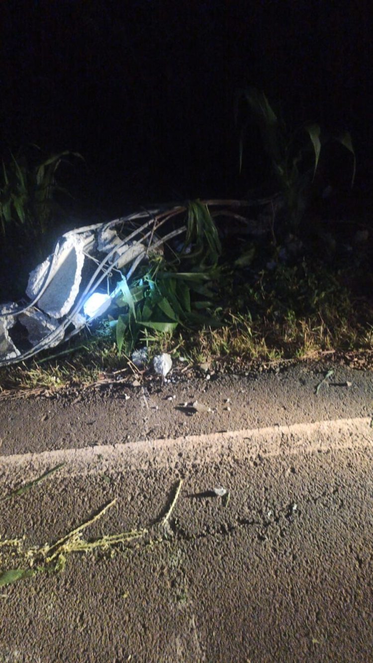 VeÃ­culo colide em poste em Peritiba