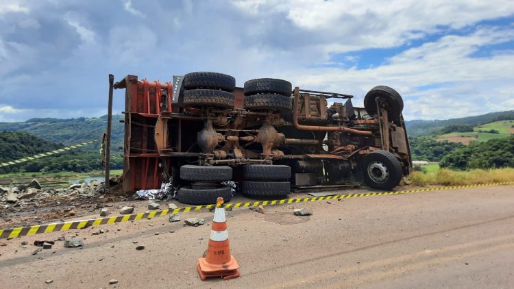 Jovem morre em tombamento de caminhÃ£o no Distrito da Barra do LeÃ£o