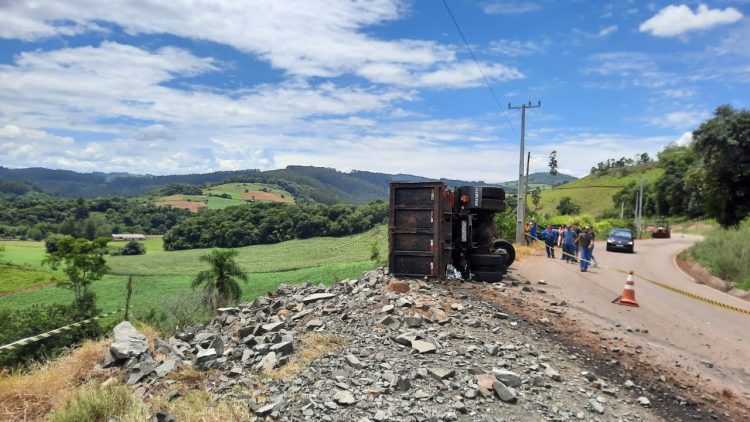 Jovem morre em tombamento de caminhÃ£o no Distrito da Barra do LeÃ£o