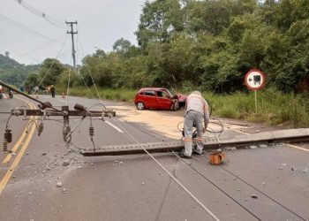 Motorista fica ferido apÃ³s colidir com o carro contra um poste na SC-135