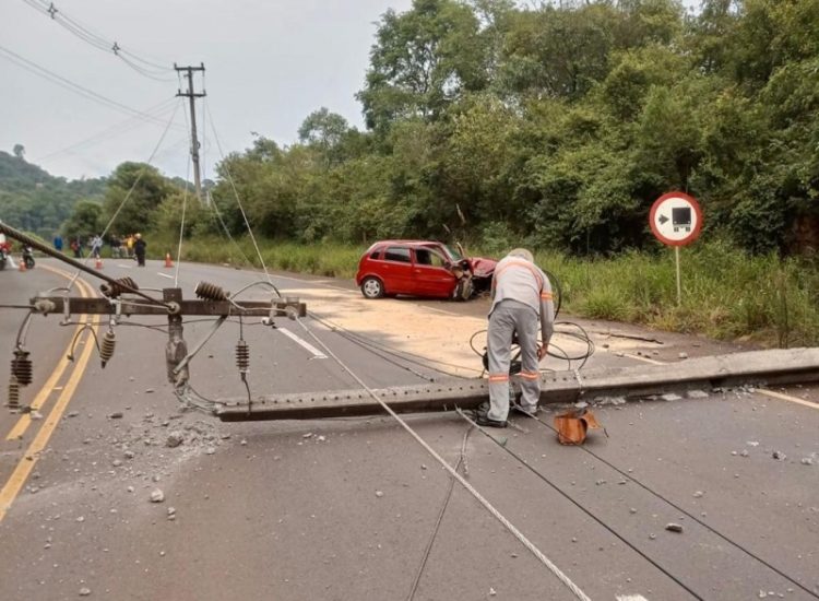 Motorista fica ferido apÃ³s colidir com o carro contra um poste na SC-135