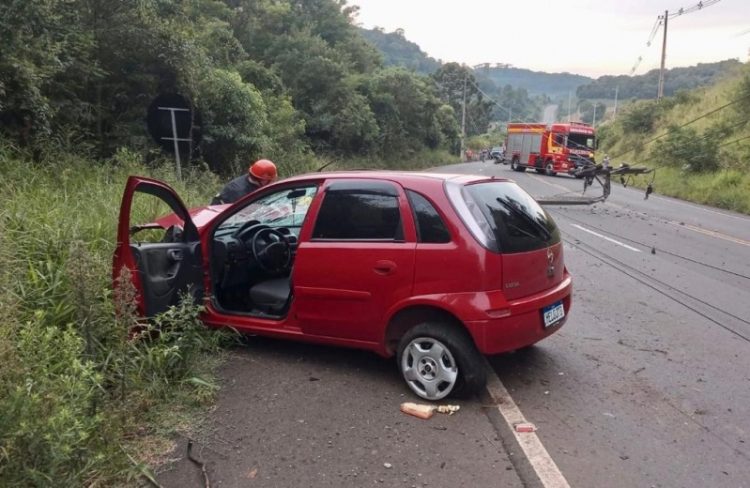 Motorista fica ferido apÃ³s colidir com o carro contra um poste na SC-135