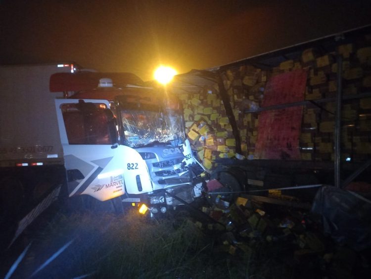 ColisÃ£o entre duas carretas mobiliza Corpo de Bombeiros VoluntÃ¡rios de Irani