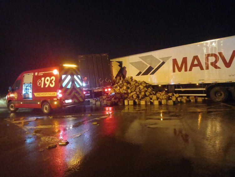 ColisÃ£o entre duas carretas mobiliza Corpo de Bombeiros VoluntÃ¡rios de Irani