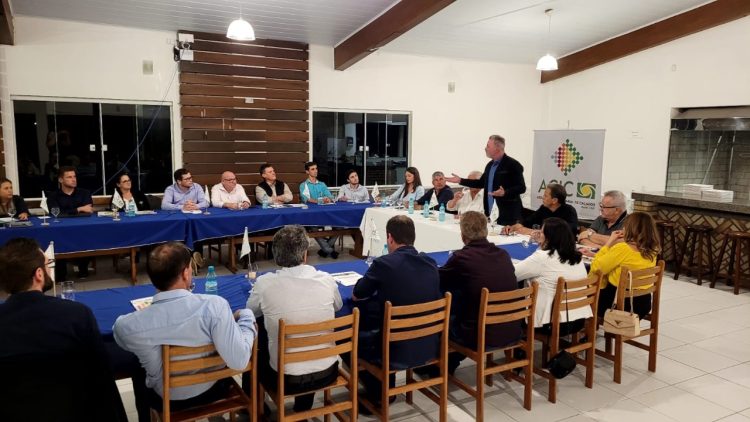 Projeto VOZ ÃNICA Ã© pauta da plenÃ¡ria da FACISC regiÃ£o Meio Oeste