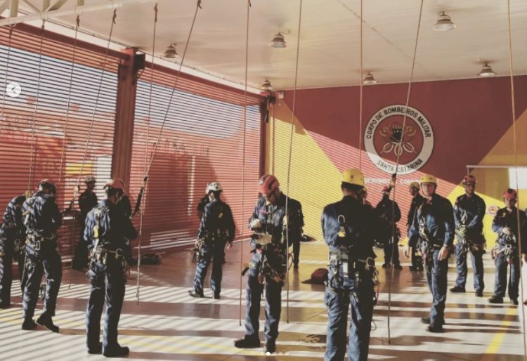Bombeiros realizaram treinamento de salvamento em altura