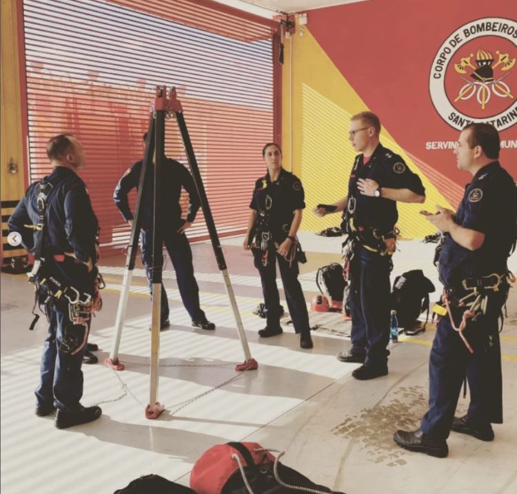 Bombeiros realizaram treinamento de salvamento em altura