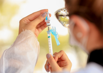 VacinaÃ§Ã£o em SC: segunda dose de reforÃ§o contra a Covid-19 passa a ser recomendada para idosos com 70 anos ou mais