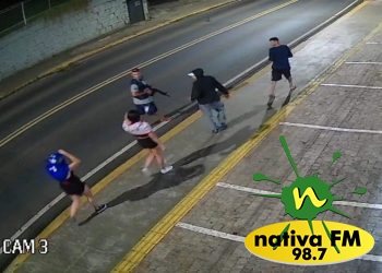 Populares flagram homem andando com fuzil em JoaÃ§aba