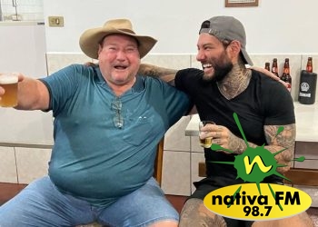 Cantor sertanejo famoso aparece em bar de Capinzal