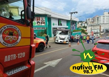 CaminhÃ£o, que carregava produtos perigosos, se envolve em acidente