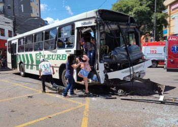 Mais de 20 pessoas ficam feridas em colisÃ£o entre dois Ã´nibus em Passo Fundo