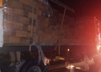 Carreta carregada com tijolos causa acidente com mais dois veÃ­culos na SC-452