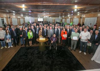 Ouro realiza sessÃ£o solene em comemoraÃ§Ã£o ao aniversÃ¡rio de 60 anos