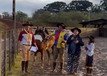 Casal descobre sexo do bebÃª em rodeio no final de semana em Capinzal (vÃ­deo)