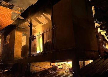 IncÃªndio destrÃ³i residÃªncia e se alastra para edificaÃ§Ãµes vizinhas em JoaÃ§aba