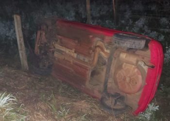 Mulher fica ferida apÃ³s veÃ­culo sair da pista e capotar no Meio-Oeste