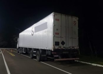 PolÃ­cia encontra caminhÃ£o roubado abandonado em Santa Catarina