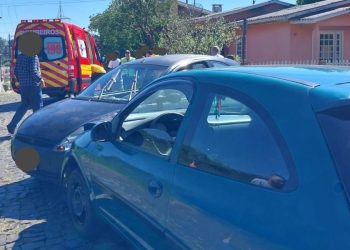 ColisÃ£o entre veÃ­culos deixa duas pessoas feridas