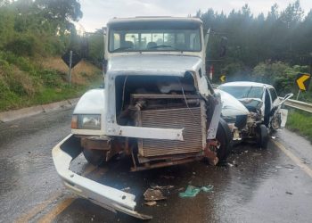 ColisÃ£o frontal envolve veÃ­culo e caminhÃ£o na SC-135