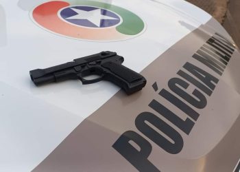 Jovem usa pistola de brinquedo para fazer ameaÃ§a no trÃ¢nsito e acaba detido