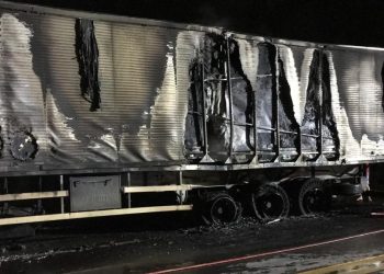 Bombeiros combatem incÃªndio em carreta carregada de insumos para hambÃºrguer em JoaÃ§aba