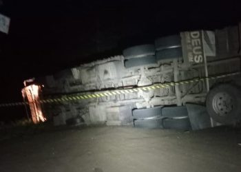 CaminhÃ£o tomba na SC-350 e condutor foge do local do acidente