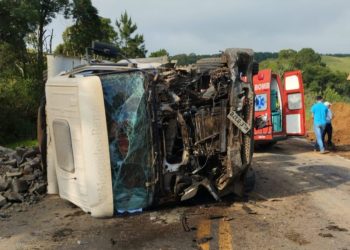 ColisÃ£o grave entre caminhÃµes deixa dois feridos em Curitibanos