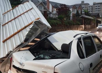 VeÃ­culo Ã© atingido por telhado arrancado durante temporal em Videira