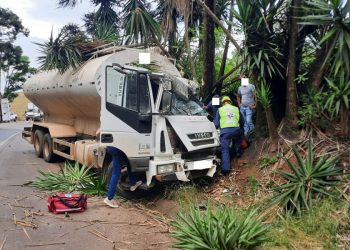 Uma pessoa morre e outras 20 ficam feridas após ônibus tombar na BR-480, em  Erechim, Rio Grande do Sul