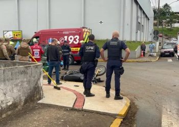 Motociclista morre em colisÃ£o com ambulÃ¢ncia no Centro de CaÃ§ador